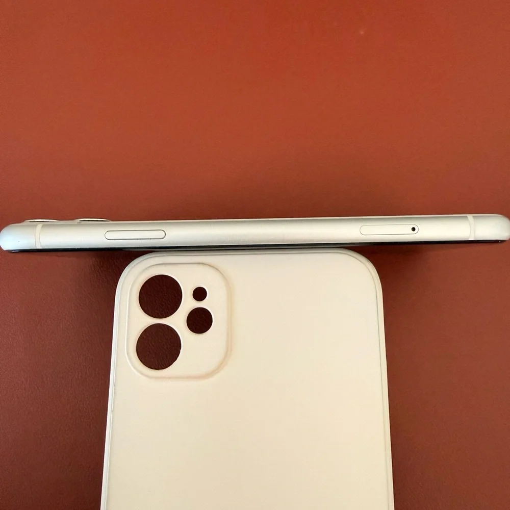 Apple iPhone 11 - Classic White